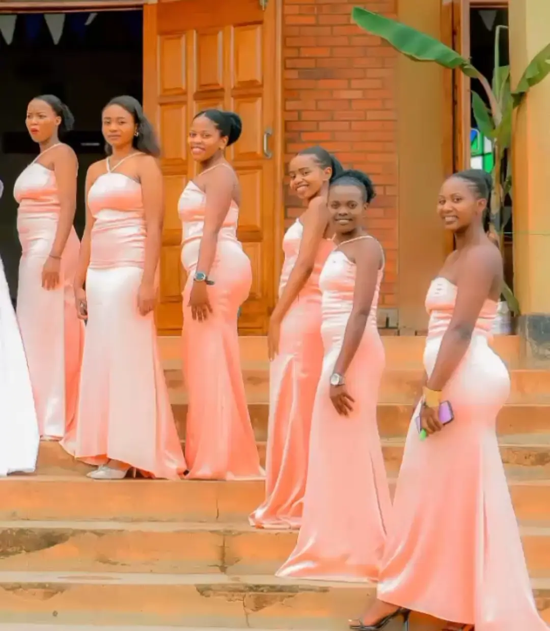 RENT. Imyenda yabageni