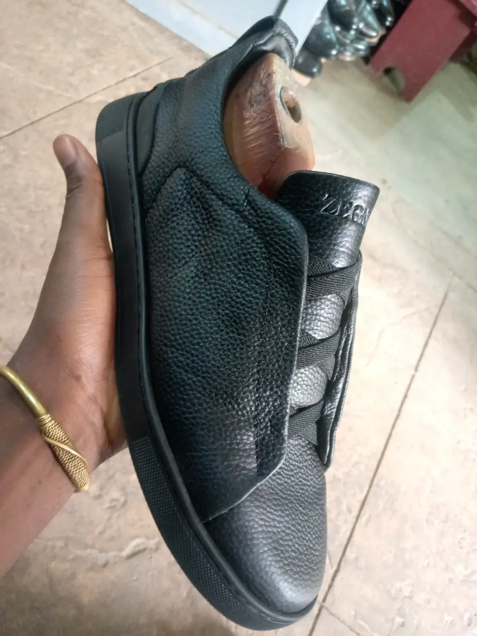 SALE. ZEGNA original caguwa size 8-9